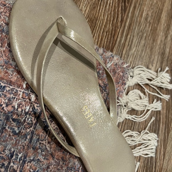Womens gold Tkees flip flops - Picture 1 of 2
